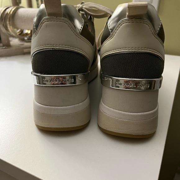 Michael Kors women’s size 9 platform sneakers - Picture 2 of 8